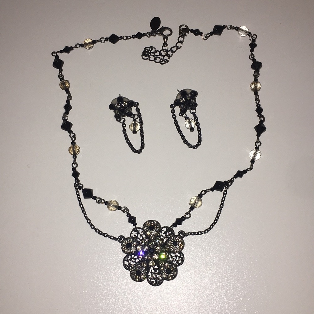 Hanging flower necklace and earring set